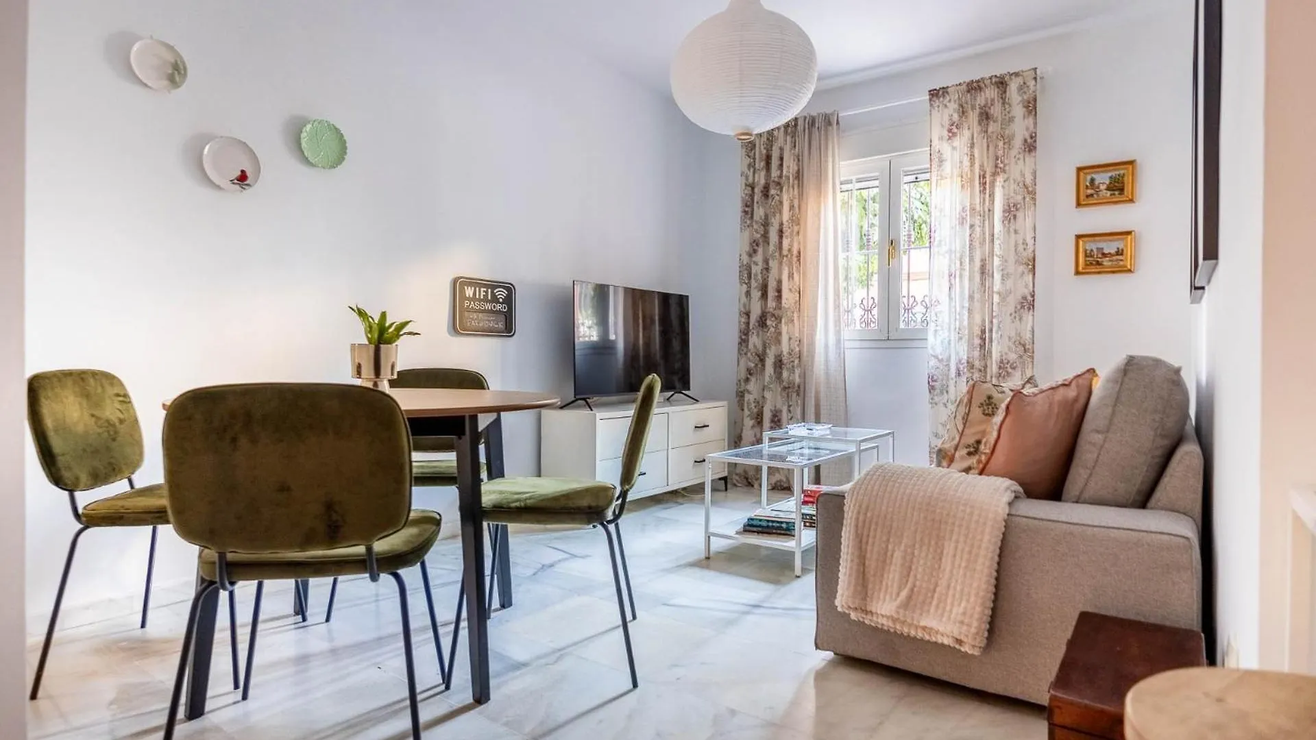 Piso Con Patio Privado Y Parking Nervion Sevilla Španělsko