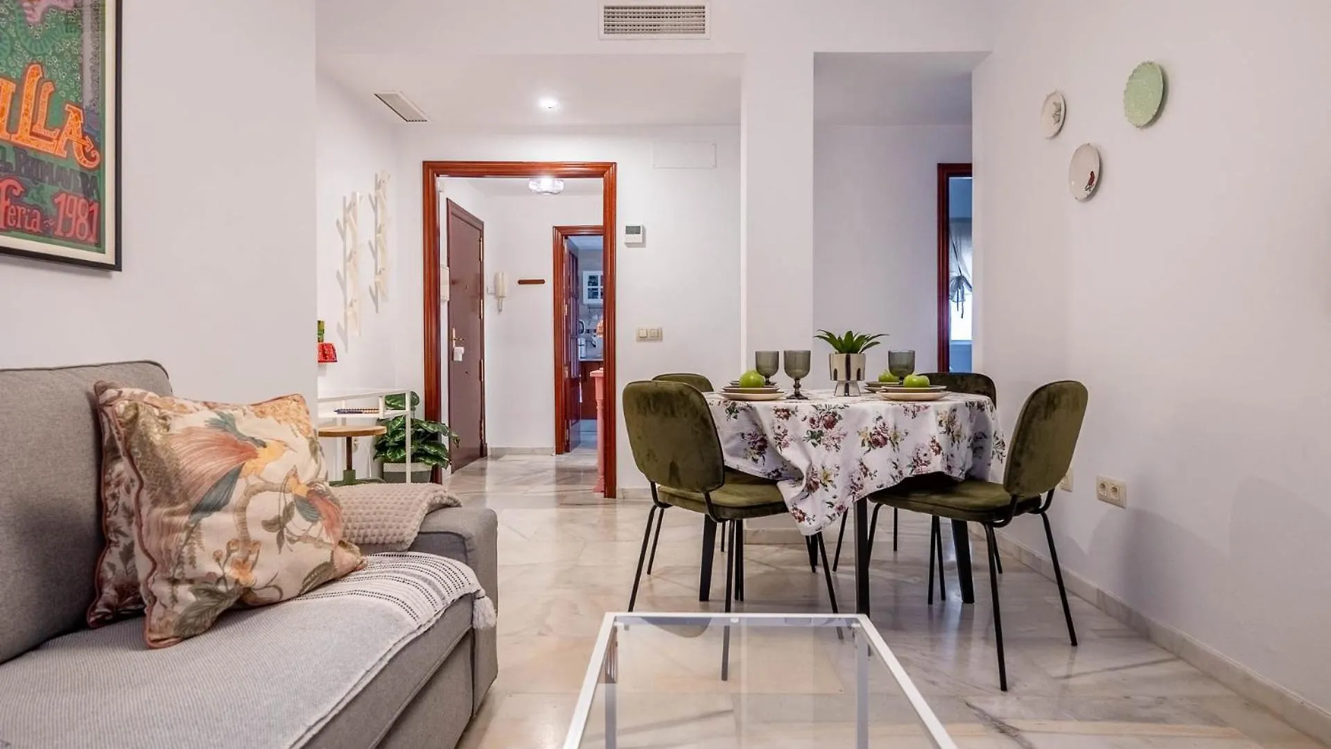 Piso Con Patio Privado Y Parking Nervion Sevilla Apartmán