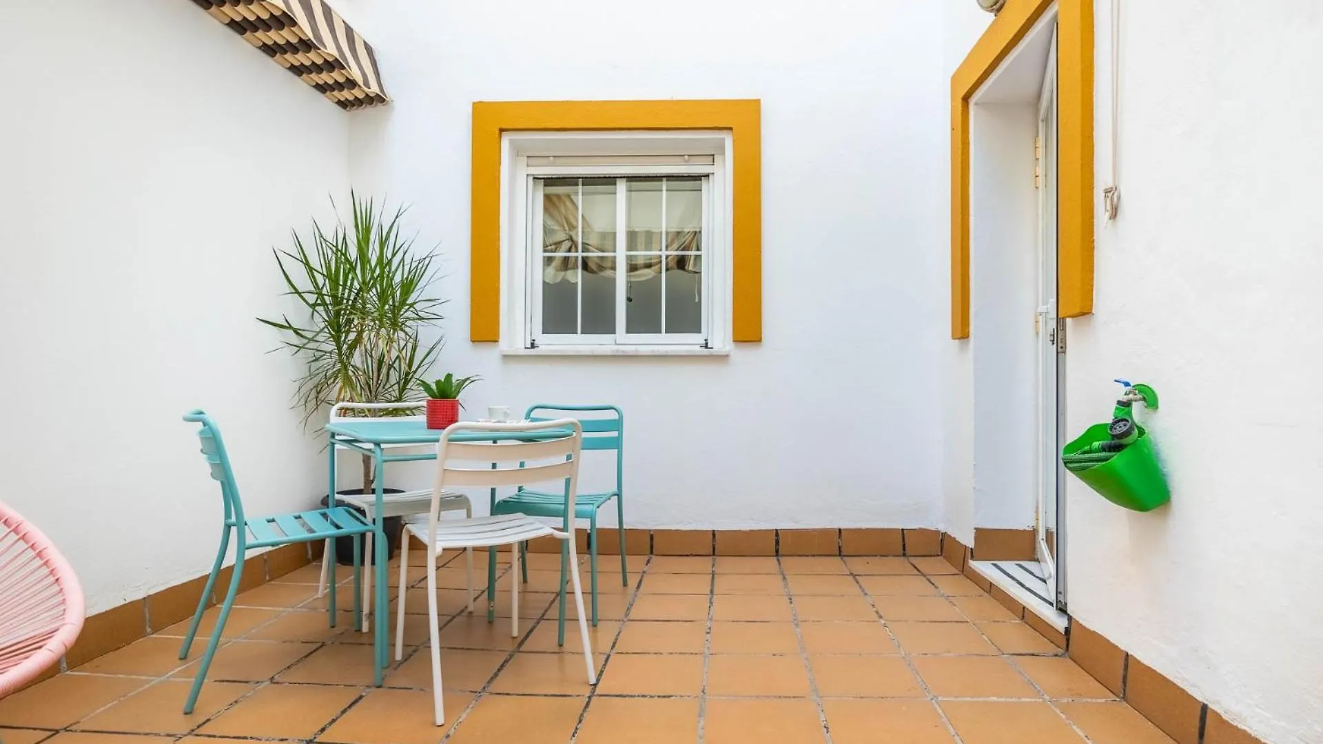 Piso Con Patio Privado Y Parking Nervion Sevilla