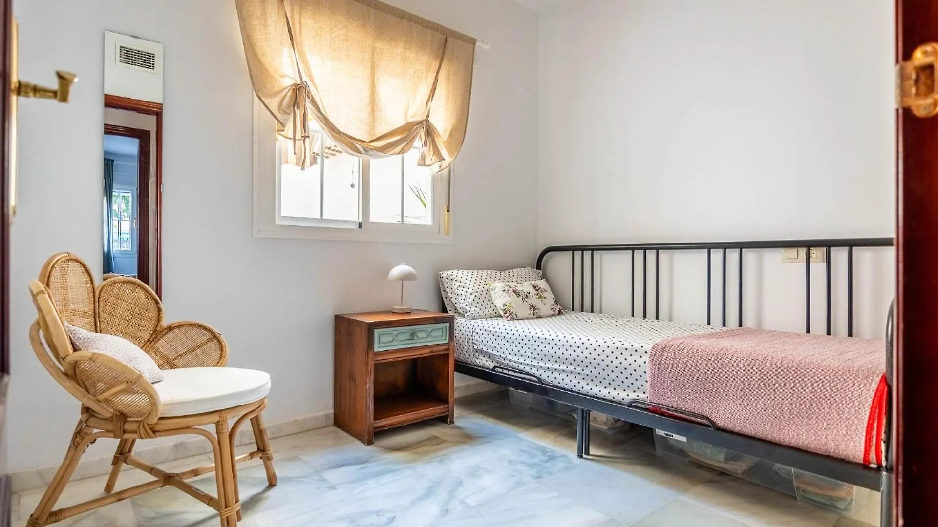 Piso Con Patio Privado Y Parking Nervion Sevilla