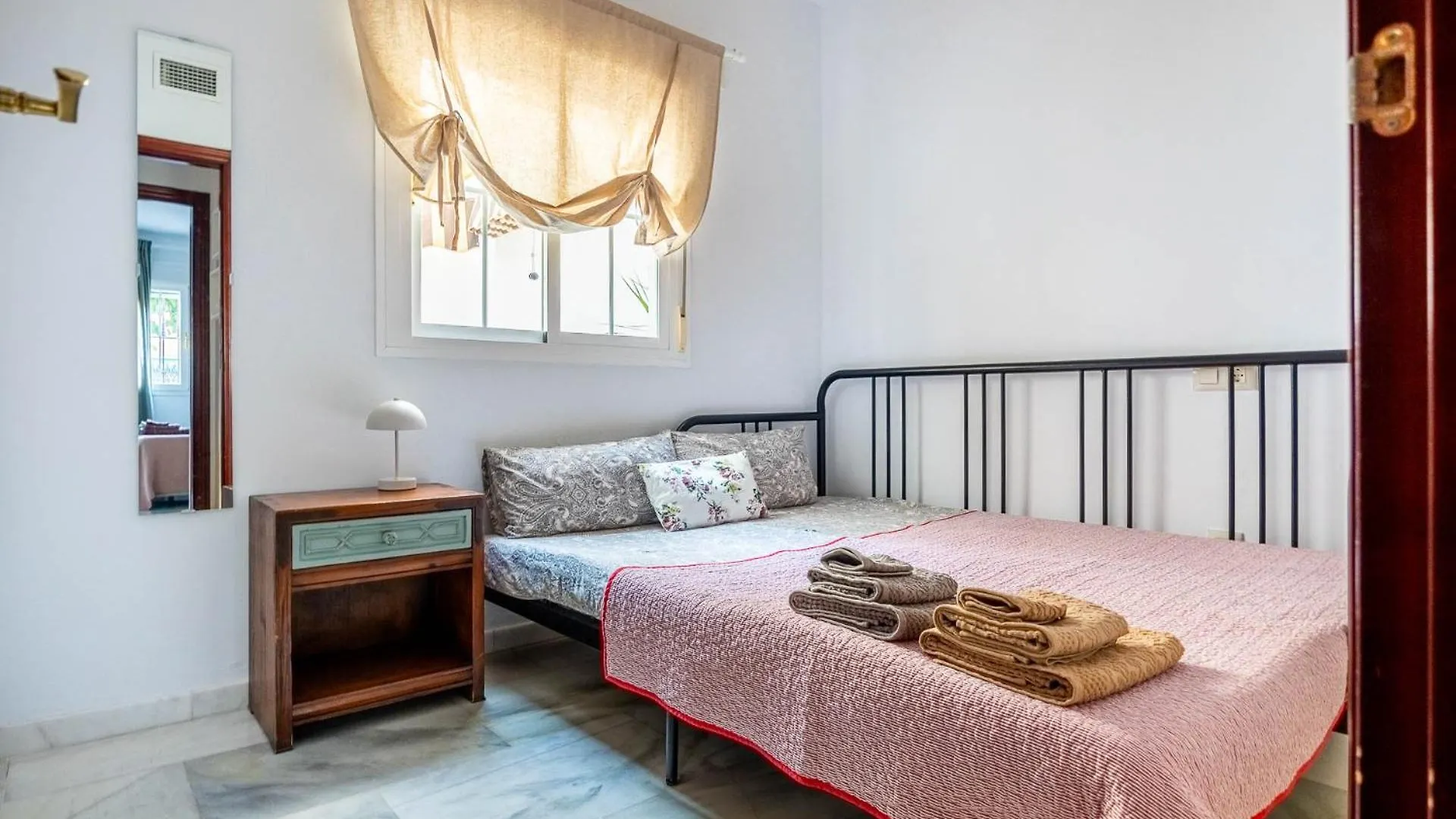 Apartmán Piso Con Patio Privado Y Parking Nervion Sevilla