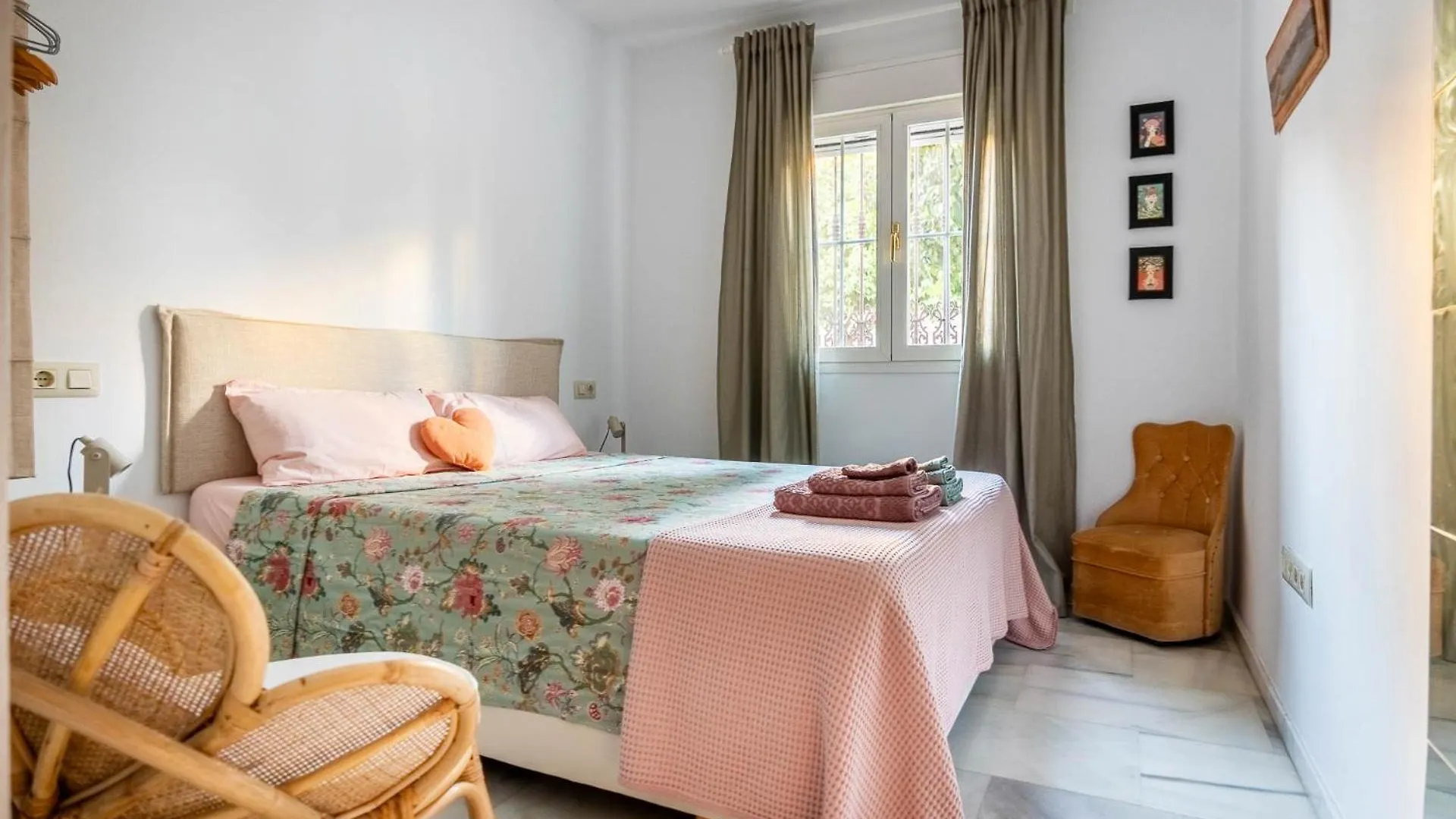 Piso Con Patio Privado Y Parking Nervion Sevilla Španělsko